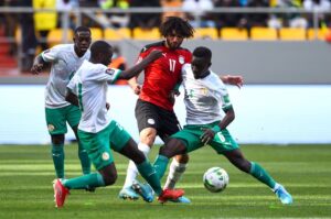 محمد النني وسط حصار لاعبي السنغال 
