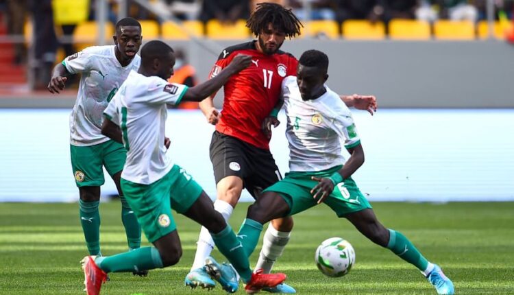 محمد النني وسط حصار لاعبي السنغال