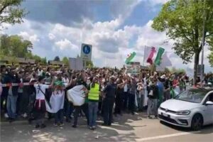 احتجاج جماهير الجزائر أمام الفيفا 