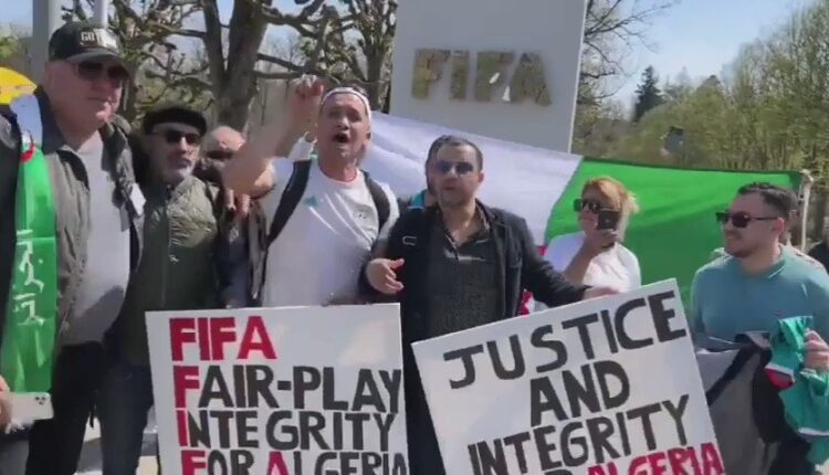 احتجاج جماهير الجزائر أمام الفيفا