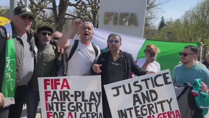 احتجاج جماهير الجزائر أمام الفيفا